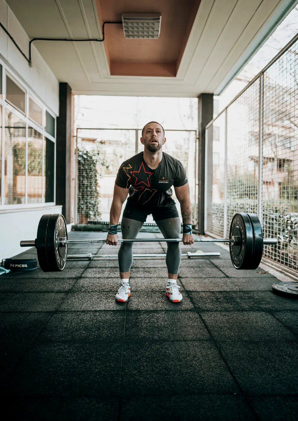 Atleta preparando un levantamiento de peso muerto en Korriban Club