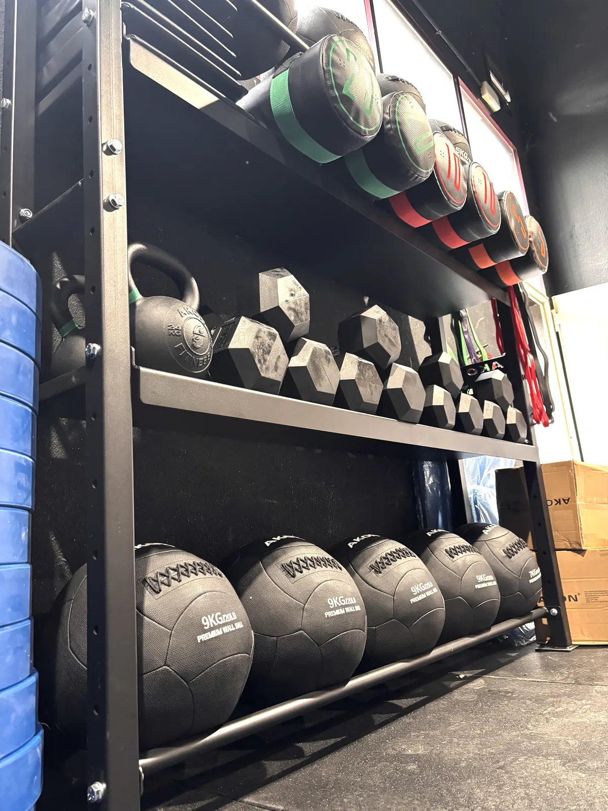 Wall balls, mancuernas y kettlebells del open box de Korriban Club