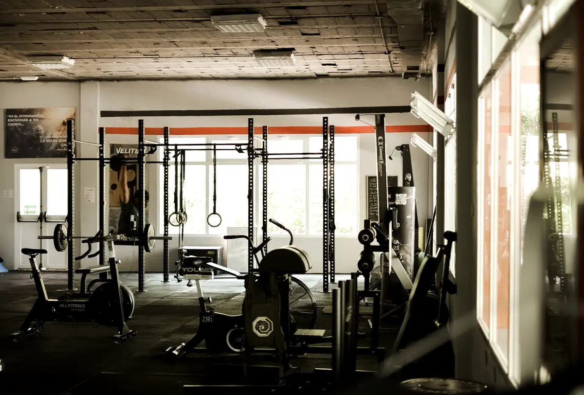 Interior del box de Korriban Club listo para entrenamiento libre en open box